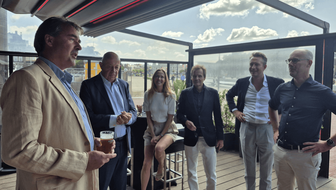 Huib, Madelon, Jeppe, Ronald en Robert luisteren naar de speech van Martijn.