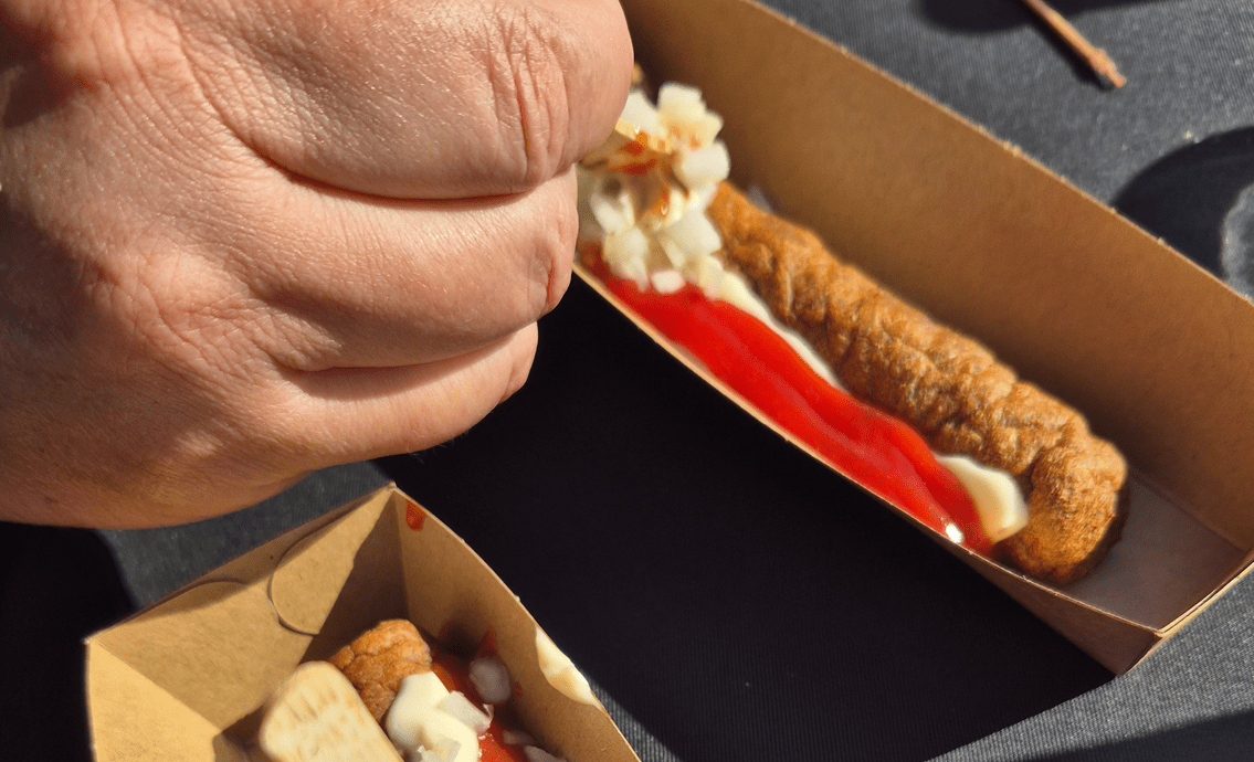 Geen minihapjes of moeilijke gerechten, maar frikadellen, Amsterdamse osseworst en blokjes kaas staan op het menu van de Zomerborrel.