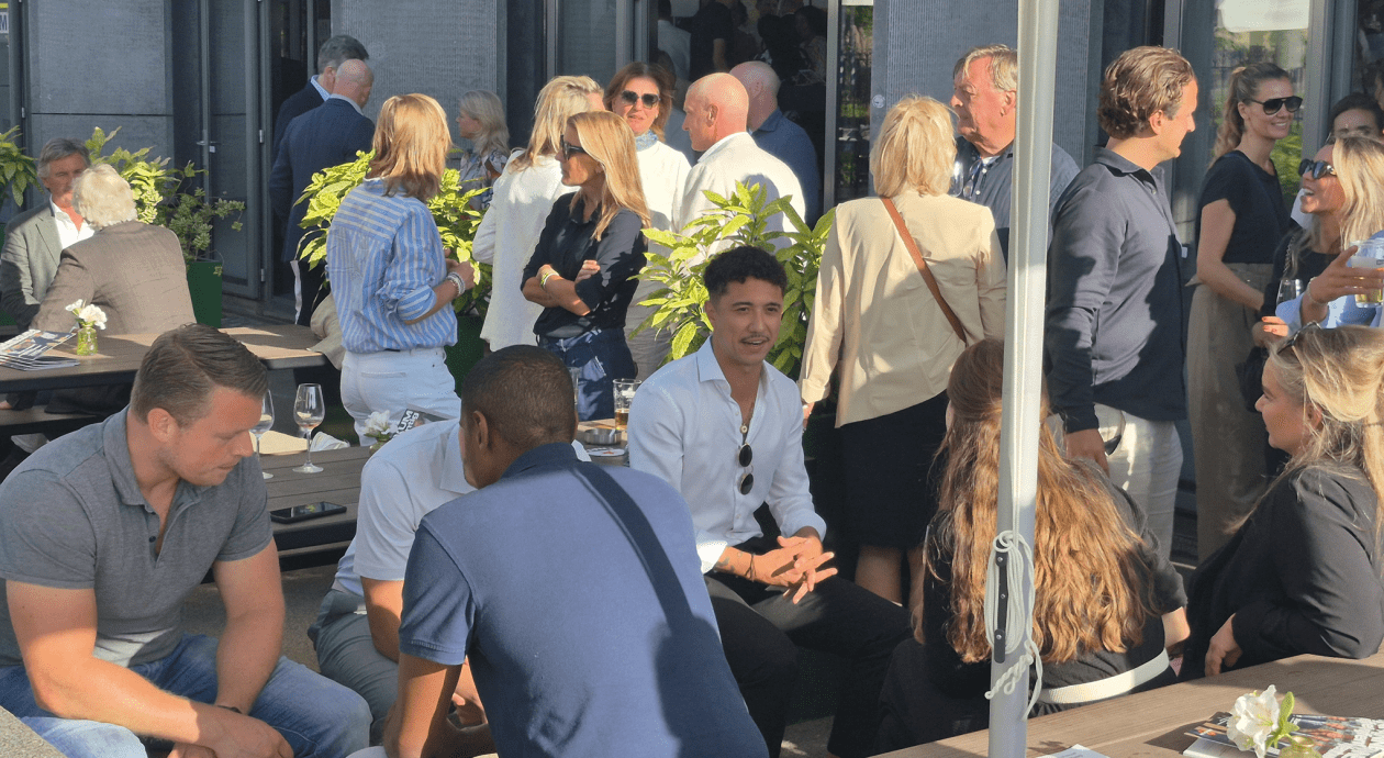 Medwerkers en relaties van Annexum genoten van het mooie weer - en waren blij me de parasols.