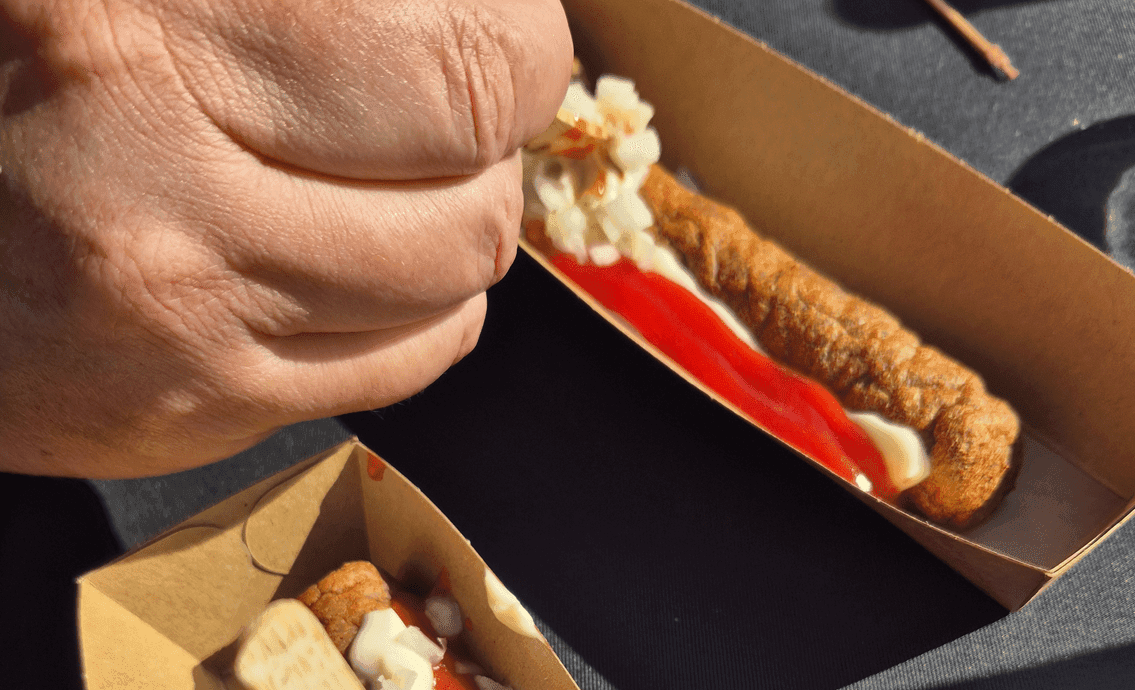 Geen minihapjes of moeilijke gerechten, maar frikadellen, Amsterdamse osseworst en blokjes kaas staan op het menu van de Zomerborrel.