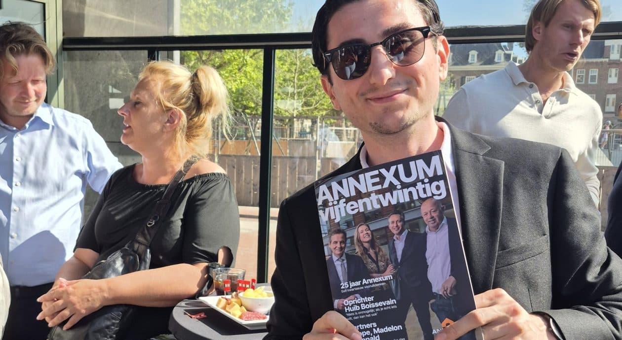 Turgay Ersintepe met het jubileummagazine ter ere van 25 jaar Annexum, met in de hoofdrol: de medewerkers.