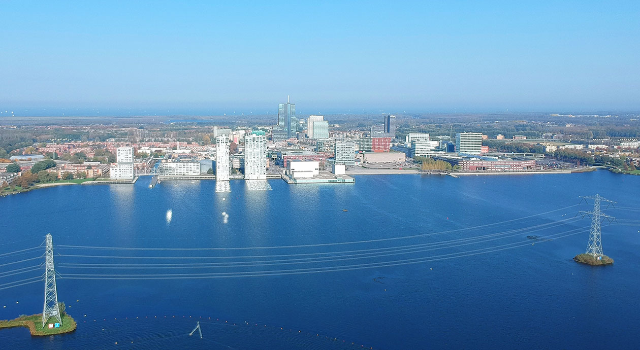 Skyline Almere met kantoren en woningen