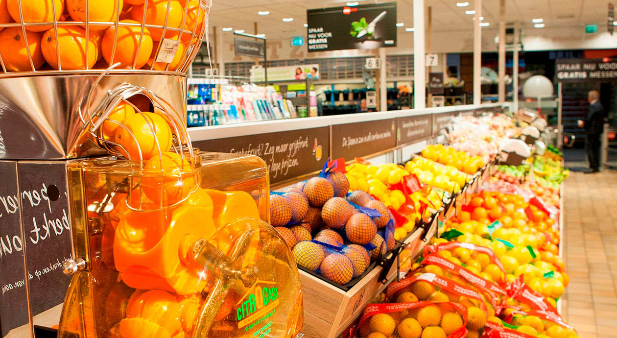 Groente- en fruitafdeling bij supermarkt Dirk