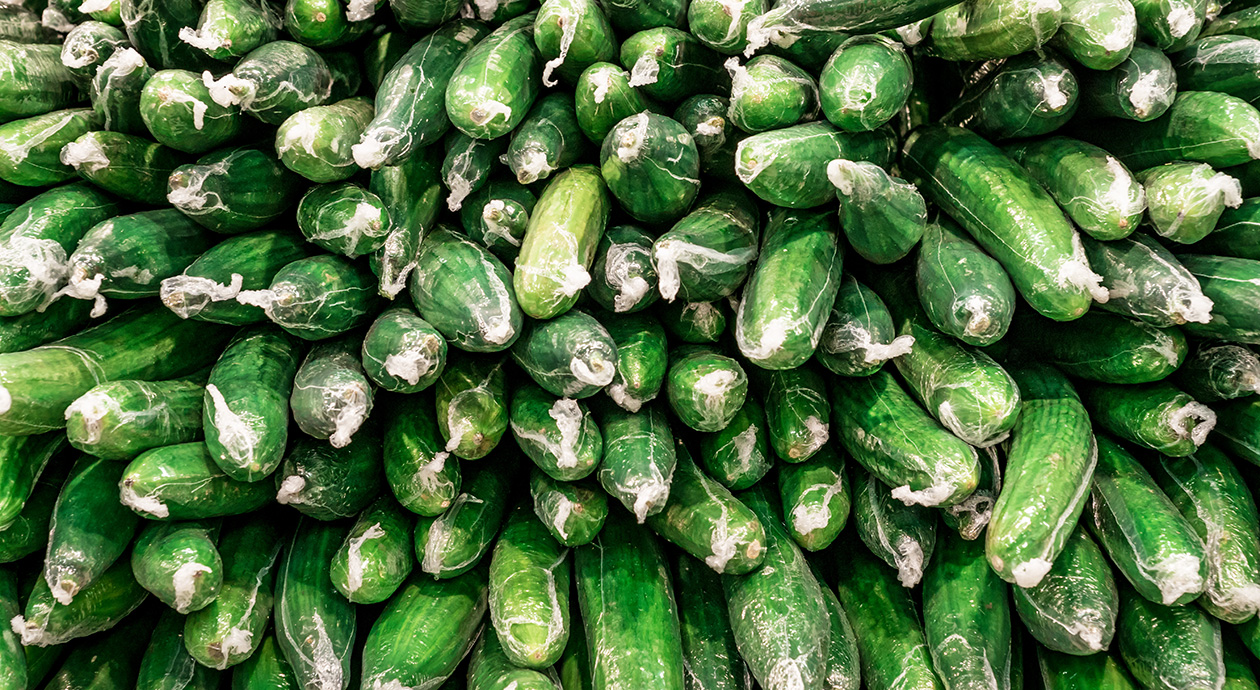 Waarom een komkommer in folie zit (en meer over plastic in supermarkten)