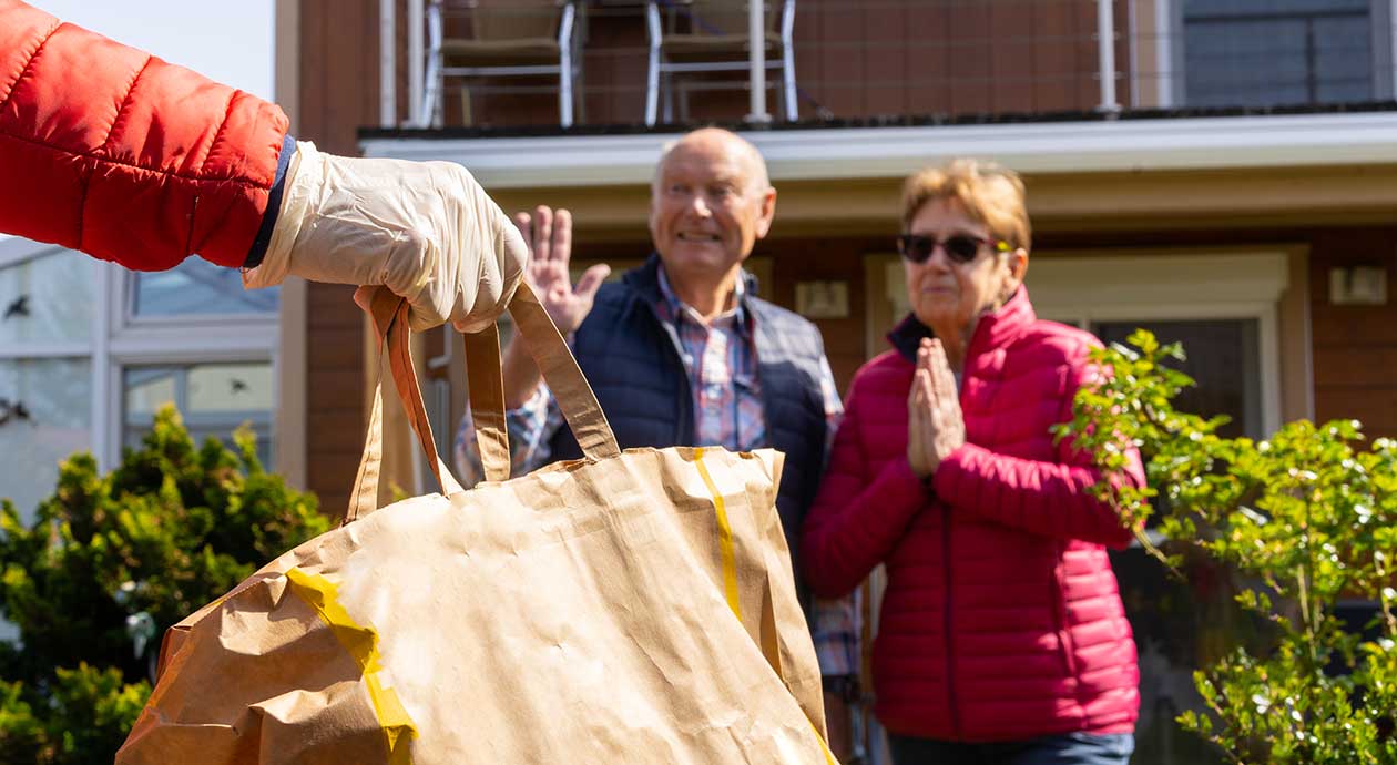 Ouderen laten boodschappen thuis bezorgen