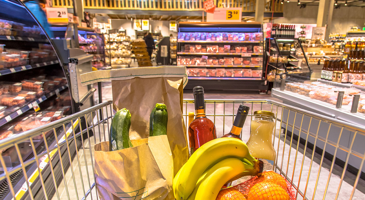 Winkelwagen met boodschappen in de supermarkt