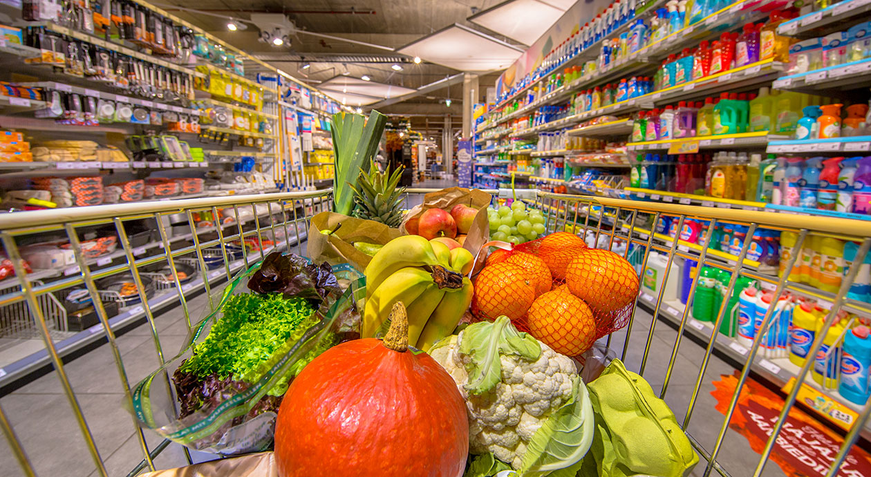 Winkelwagen met boodschappen in de supermarkt