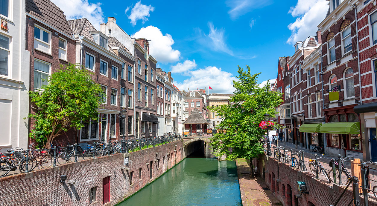 Woningen en winkels aan de gracht in Utrecht
