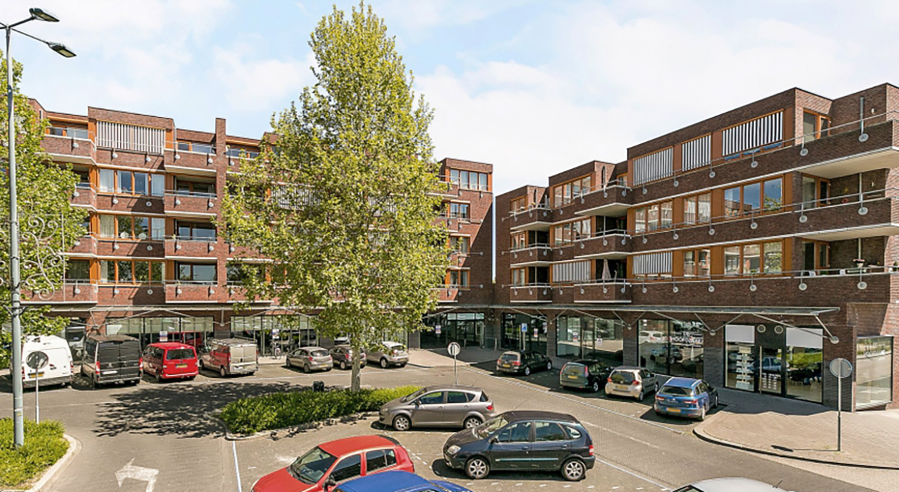 Winkelstrip op Carboonplein in Kerkrade met chocolatier Rousseau en Arabische mini-supermarkt Suze